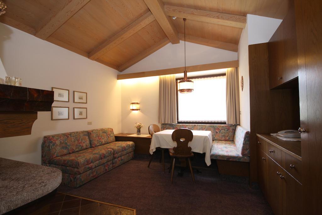 Apartments Residence Alta Badia Colfosco Room photo